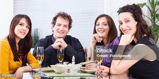 Foto de Amigos Tendo Em Jantar No Casa e mais fotos de stock de Adulto - Adulto, Alimentação Saudável, Almoço