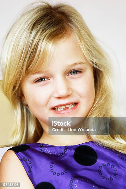 Foto de Retrato De Menina Pequena e mais fotos de stock de 6-7 Anos - 6-7 Anos, Beleza, Cabelo Comprido