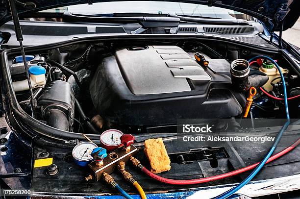 Ricarica Auto Con Freon - Fotografie stock e altre immagini di Carica - Elettricità - Carica - Elettricità, Condizionatore d'aria, Aggiustare