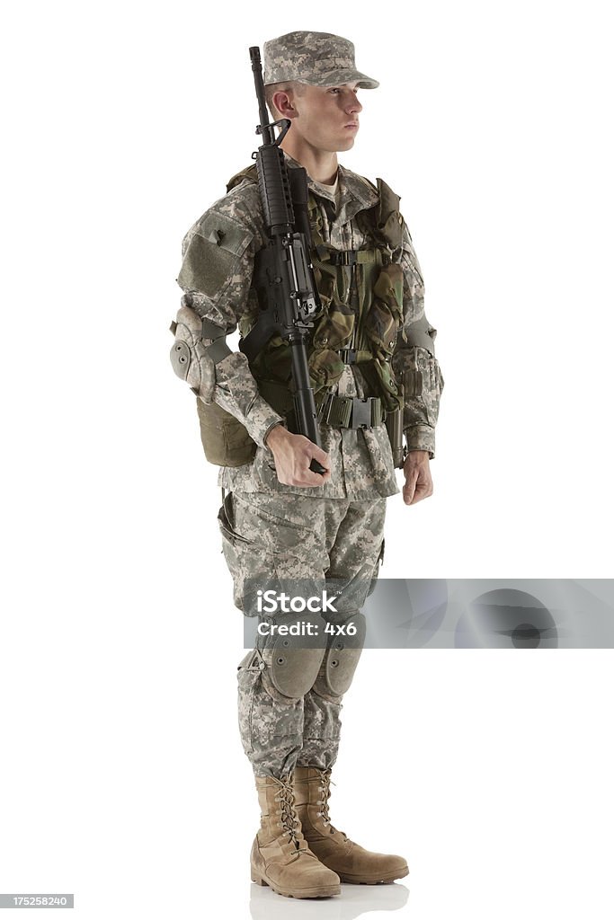 Exército homem em pé com um rifle - Foto de stock de Adulto royalty-free