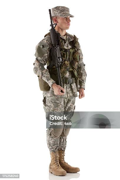 Foto de Exército Homem Em Pé Com Um Rifle e mais fotos de stock de Adulto - Adulto, Armamento, Atitude
