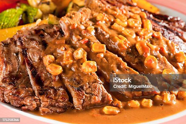 Bistecca Di Manzo Con Sugo Di Marrone - Fotografie stock e altre immagini di Alla griglia - Alla griglia, Carne, Carota