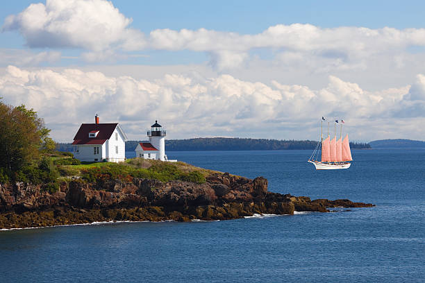 curtis farol de ilha e quatro masted schooner veleiro, camden maine - new england camden maine lighthouse maine imagens e fotografias de stock