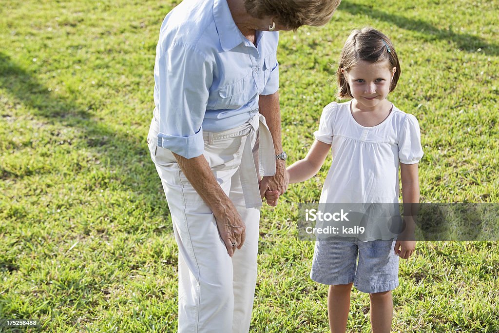 Petite fille tenant grand-mère main - Photo de 4-5 ans libre de droits