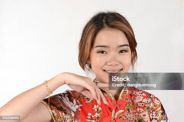 Chino Mujer Sonriente En Vestido Cheongsam Foto de stock y más banco de imágenes de Adolescente - Adolescente, Adulto, Adulto joven