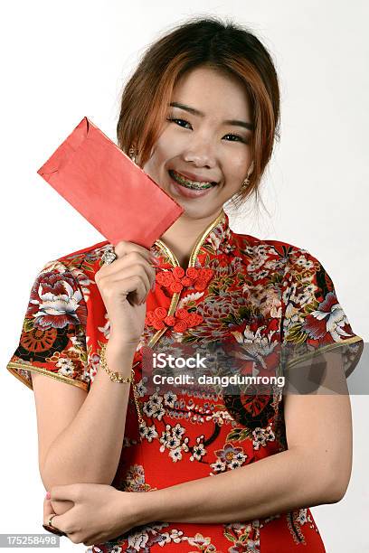 Feliz Año Nuevo Chino Mujer Con Sobre Rojo Foto de stock y más banco de imágenes de Adolescente - Adolescente, Adulto, Adulto joven