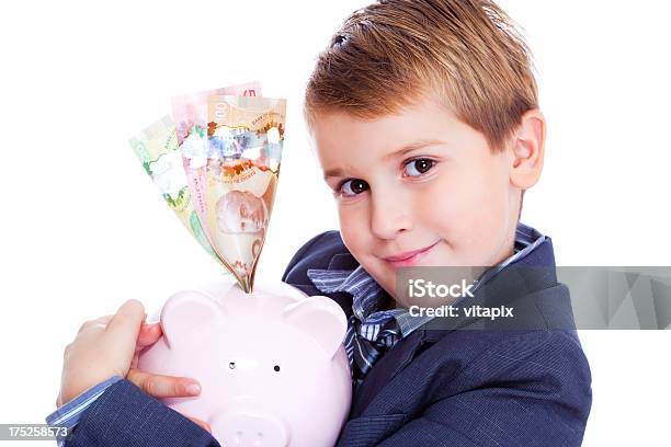 Kleiner Junge Hält Sparschwein Mit Kanadische Dollar Stockfoto und mehr Bilder von Kanadischer Geldschein