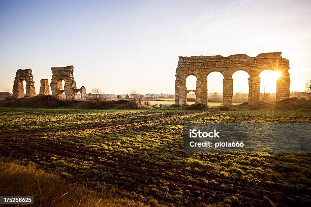 Się Rzymski Akwedukt W Parco Degli Acquedotti - zdjęcia stockowe i więcej obrazów Via Appia - Via Appia, Rzym - Włochy, Akwedukt