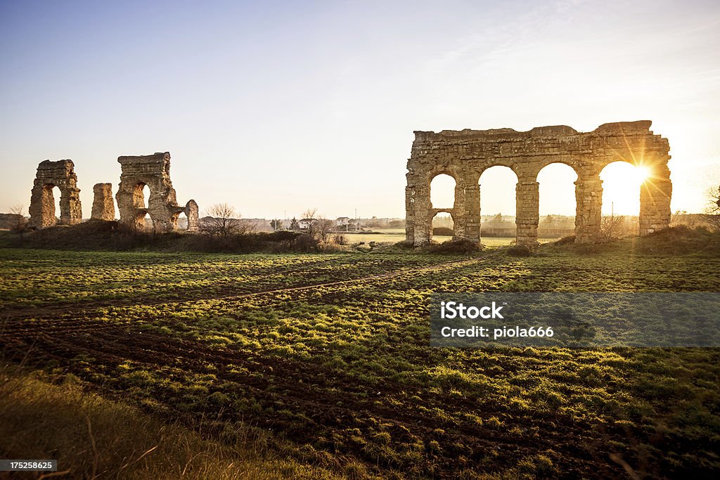 Римский Акведук на Parco degli Acquedotti - Стоковые фото Аппиева дорога роялти-фри