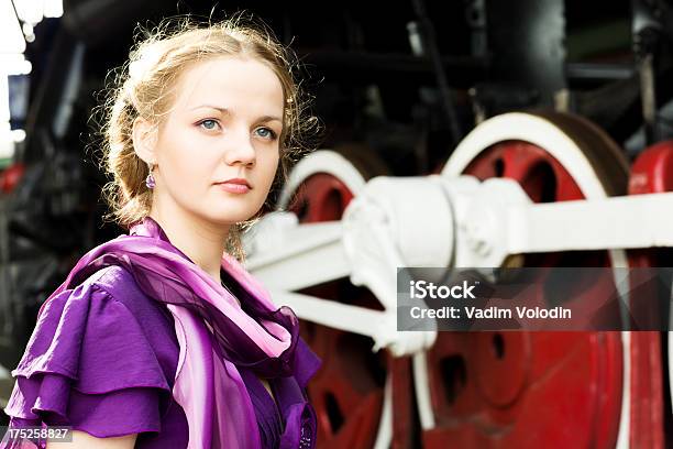 Retrato De Mujer Joven Foto de stock y más banco de imágenes de Adulto - Adulto, Adulto joven, Aire libre