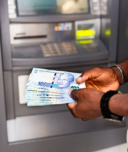 숫나사 손을 통해 atm (비동기 전달 모드) 의 sheaf 함께 수 백 랜드 banknotes - currency spending money african descent black 뉴스 사진 이미지