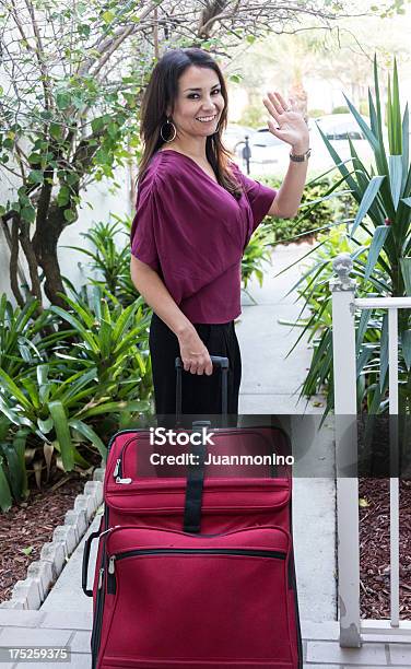 집을 떠나기 여자에 대한 스톡 사진 및 기타 이미지 - 여자, 한 명의 여자만, 여행 가방