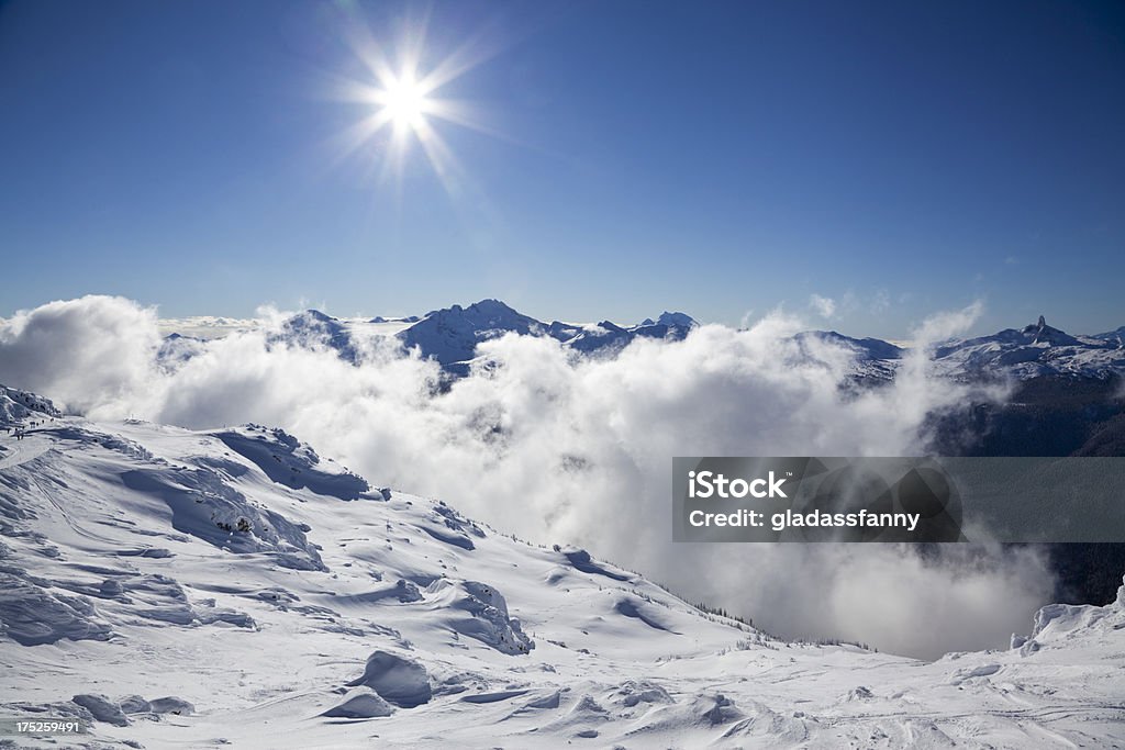 Sunburst de niebla y las montañas - Foto de stock de Actividad libre de derechos