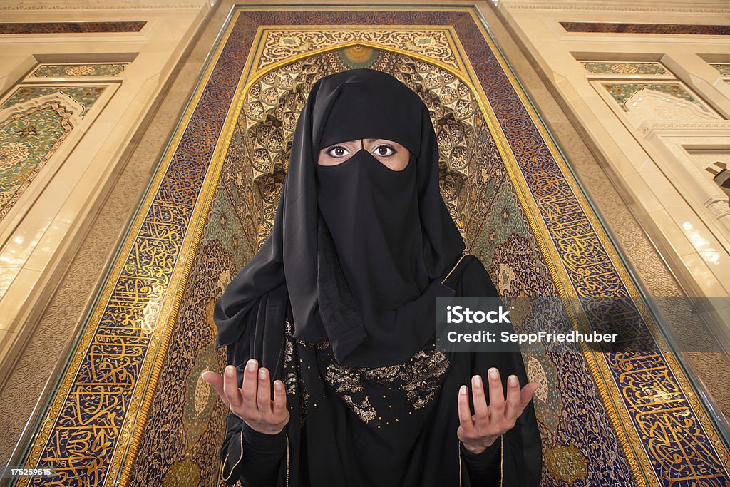 Omani mulher com Véu Muçulmano orar na mesquita - Foto de stock de Cor Preta royalty-free