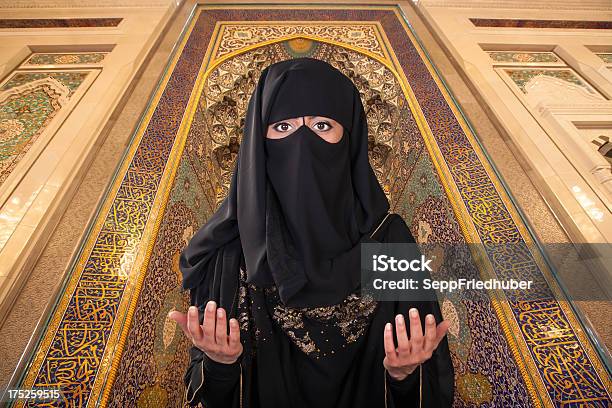 Оманский Мусульманских Женщина С Вуаль Молиться В Мечети — стоковые фотографии и другие картинки Женщины