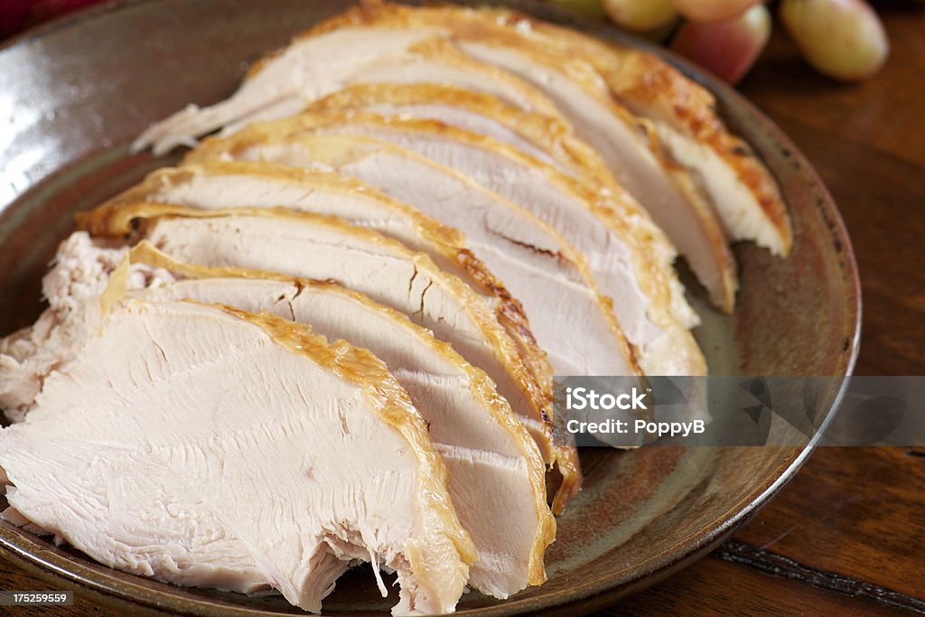 Plat en céramique avec la Turquie en tranches de viande blanche - Photo de Dinde - Viande blanche libre de droits