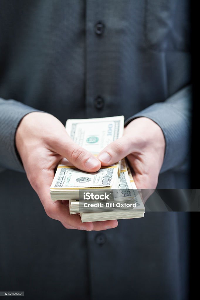 Segurando o dinheiro - Foto de stock de Aposta royalty-free