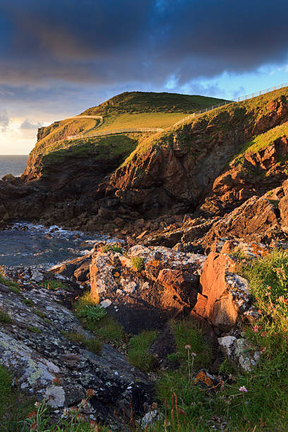 vista a la costa en port quin en cornwall - english quin fotografías e imágenes de stock