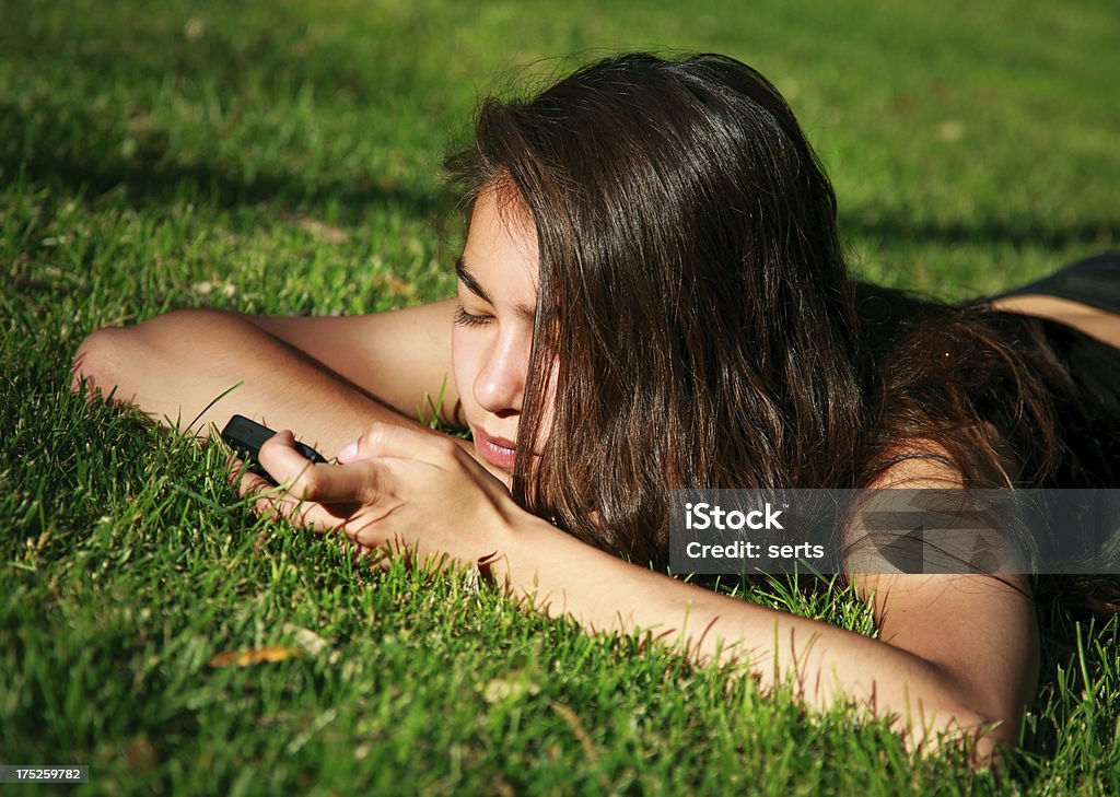 Usando teléfono inteligente en la naturaleza - Foto de stock de 20 a 29 años libre de derechos