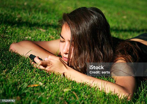 Usando Teléfono Inteligente En La Naturaleza Foto de stock y más banco de imágenes de 20 a 29 años - 20 a 29 años, Adolescente, Adulto