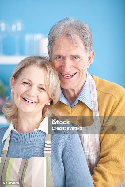 Coppia Senior Cottura - Fotografie stock e altre immagini di 60-69 anni - 60-69 anni, Abbigliamento casual, Abbracciare una persona
