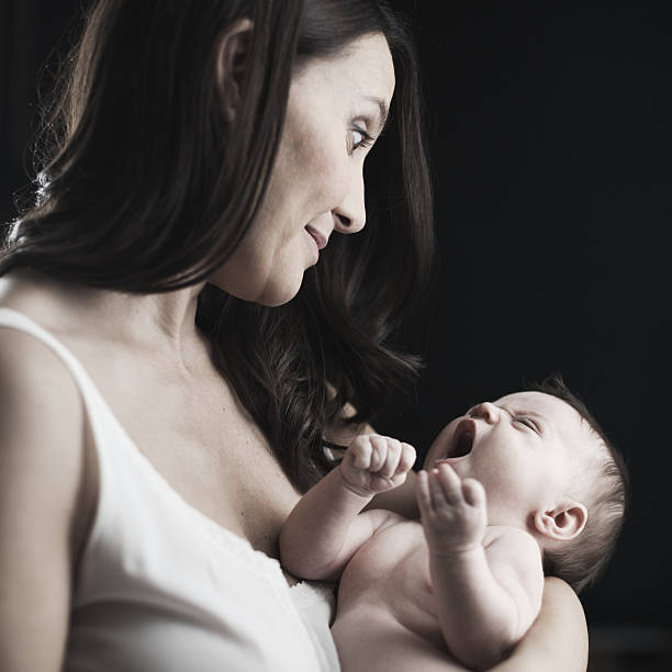 madre y recién nacido. - newborn spanish and portuguese ethnicity studio shot lifestyles fotografías e imágenes de stock