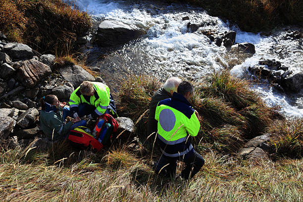 la jeune fille et senior homme a porté secours à alpes suisses - rescue mountain horizontal three people photos et images de collection
