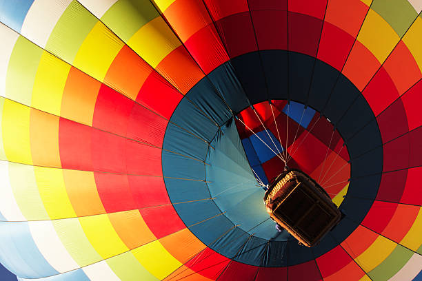 globo aerostático de aire caliente aumento teleférico - hot air balloon fotos fotografías e imágenes de stock