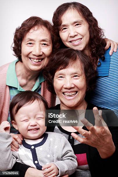 Familia Feliz Asiática Foto de stock y más banco de imágenes de 12-17 meses - 12-17 meses, Abrazar, Abuela