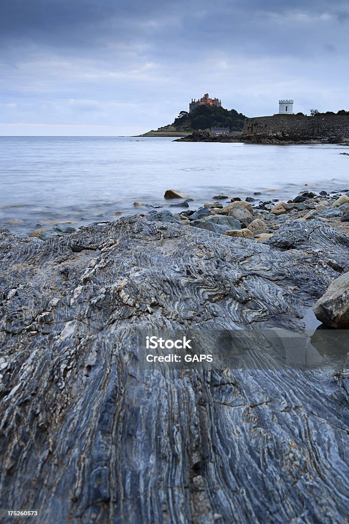 Прибрежный скалы с Михайловскому Гора на заднем плане - Стоковые фото National Trust роялти-фри