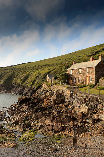 pequeñas cabañas en los acantilados de port quin - english quin fotografías e imágenes de stock