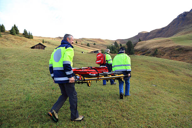 swiss mountain rescue team in der berner alpen alpen - rescue mountain horizontal three people stock-fotos und bilder