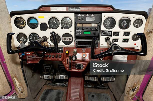 Cabina De Mando Del Avión Old Cessna Con Instrumentos De Vuelo Foto de stock y más banco de imágenes de Cabina de mando