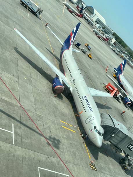 aerei ai gate dell'aeroporto sheremetyevo, mosca, russia - sheremetyevo foto e immagini stock