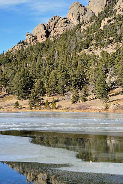 lily lake, der rocky mountains, colorado - cold lake frozen estes park stock-fotos und bilder