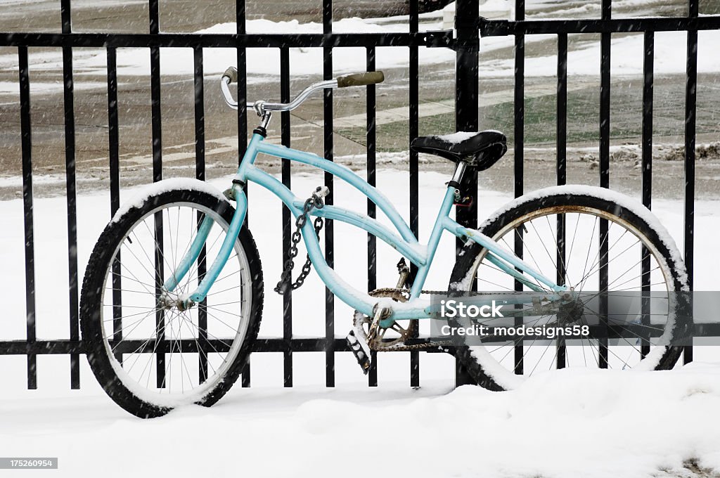 Bicicleta en la nieve - Foto de stock de Aire libre libre de derechos