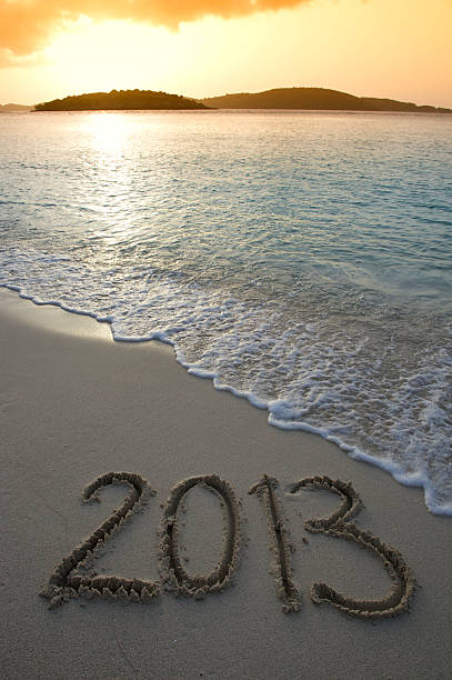 golden sunrise z komunikatu na plaży 2013 r - 2013 beach sand new years eve zdjęcia i obrazy z banku zdjęć