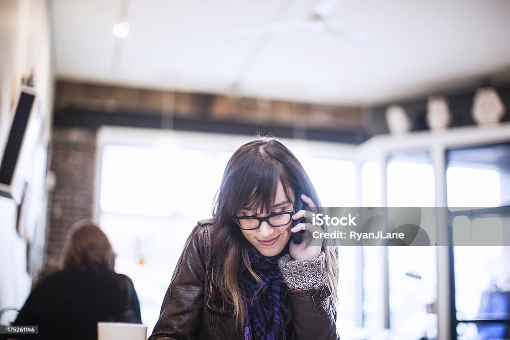 Contenido mujer en la cafetería en el teléfono - Foto de stock de Acogedor libre de derechos