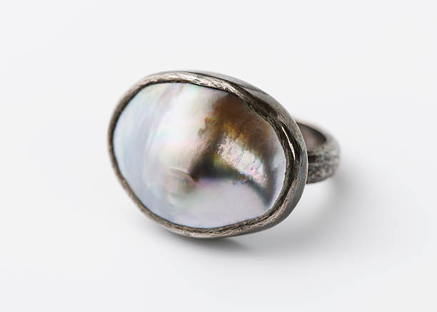 серебряное кольцо с перламутром - jewelry ring silver mother of pearl стоковые фото и изображения