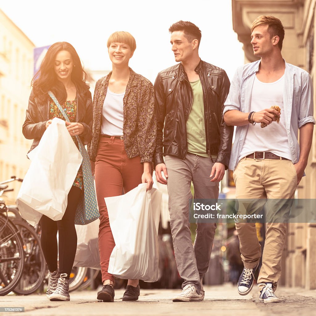 Casuais amigos andar depois de fazer compras em Berlim - Royalty-free 20-24 Anos Foto de stock