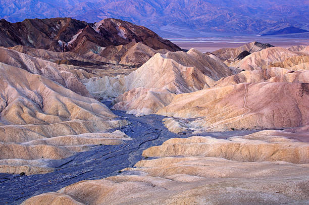 crepúsculo da paisagem do vale da morte zabriskie point,, califórnia, eua - awe death valley desert sandstone sunrise imagens e fotografias de stock
