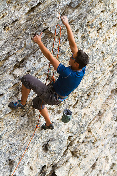 남자 바위산 클라이밍, 캐나다 - canmore extreme sports rock rock climbing 뉴스 사진 이미지