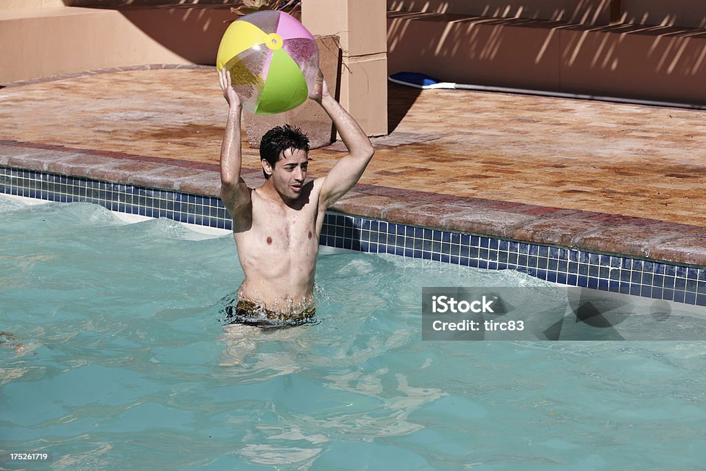 Junge männliche Erwachsenen spielen mit einem beach-ball pool - Lizenzfrei Erwachsene Person Stock-Foto