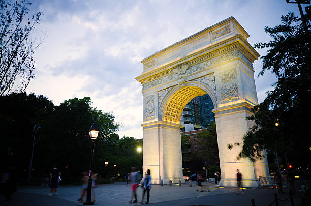 washington square arch in greenwich village in new york city - washington square triumphal arch stock-fotos und bilder