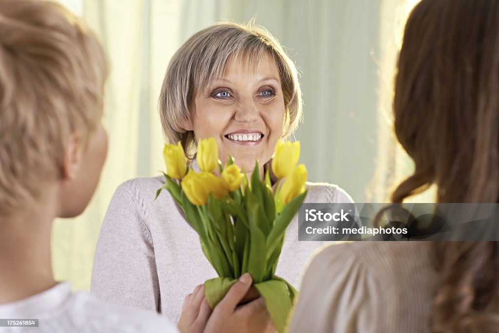 Congratularsi con la festa della mamma - Foto stock royalty-free di 50-54 anni