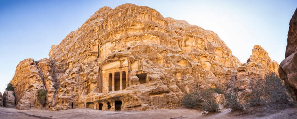 templo de al-barid siq - el barid fotografías e imágenes de stock