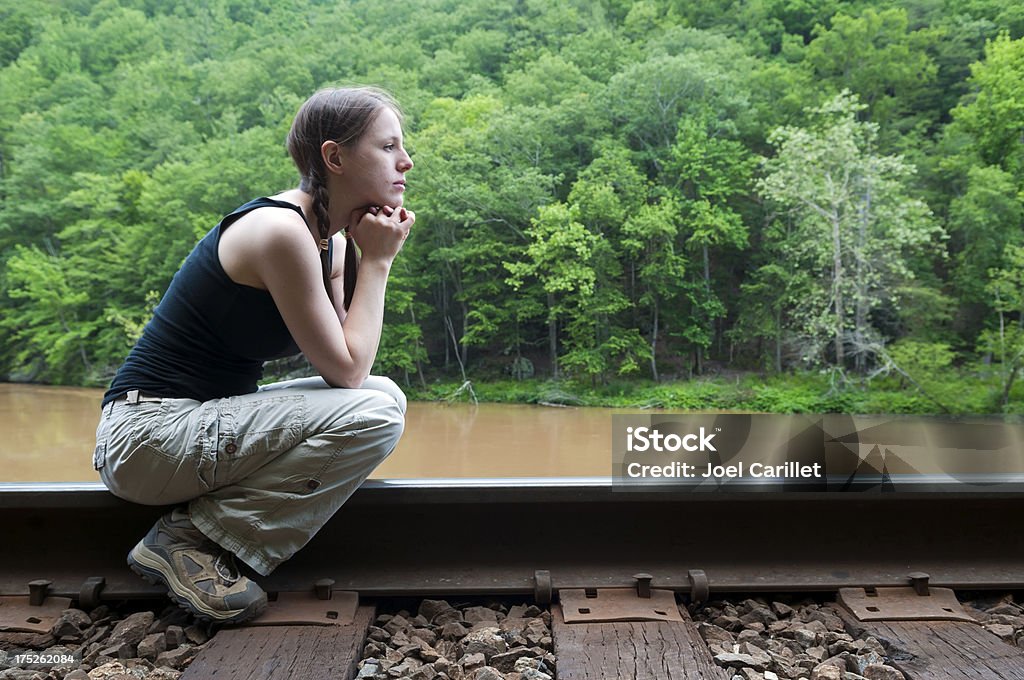 Menina sentada sobre trilhos da estrada de ferro - Foto de stock de Adolescentes Meninas royalty-free