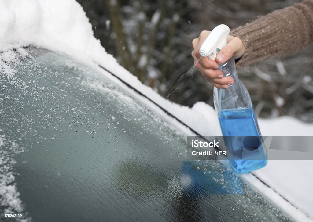 Defrosting le pare-brise d'un Spray Anti-glace - Photo de Dégivrage - Meuble Frigorifique libre de droits