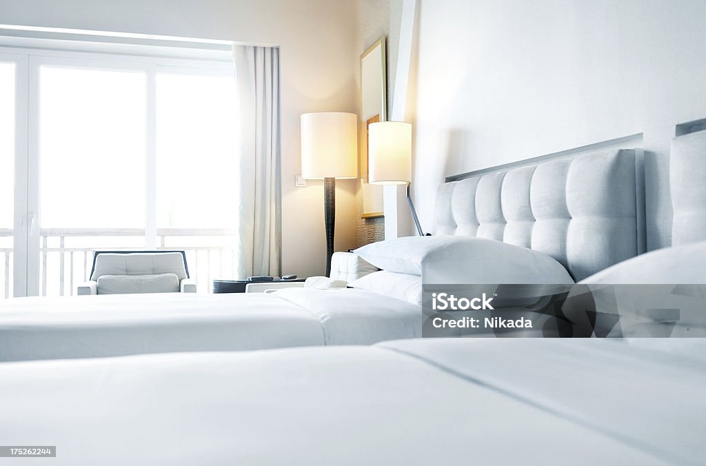 Almohadas dispuestas en la cama - Foto de stock de Habitación de Hotel libre de derechos