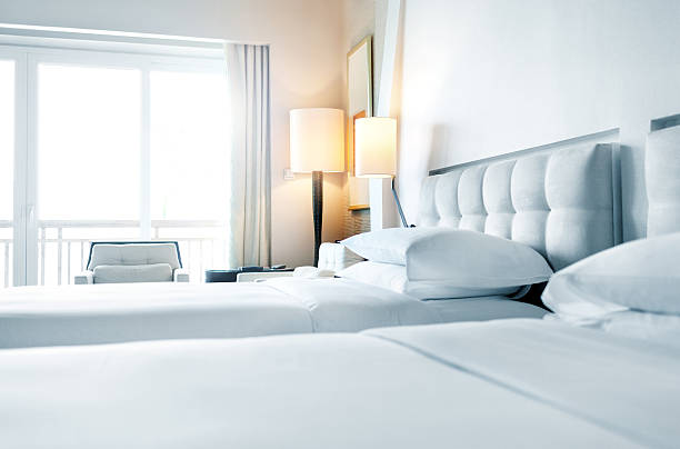 almohadas dispuestas en la cama - bedroom blue bed domestic room fotografías e imágenes de stock